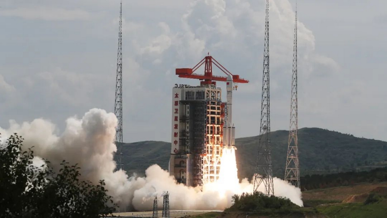 Cina: lanciati i primi satelliti Qianfan G60 per la connettività Internet, il secondo stadio del razzo ha avuto un problema