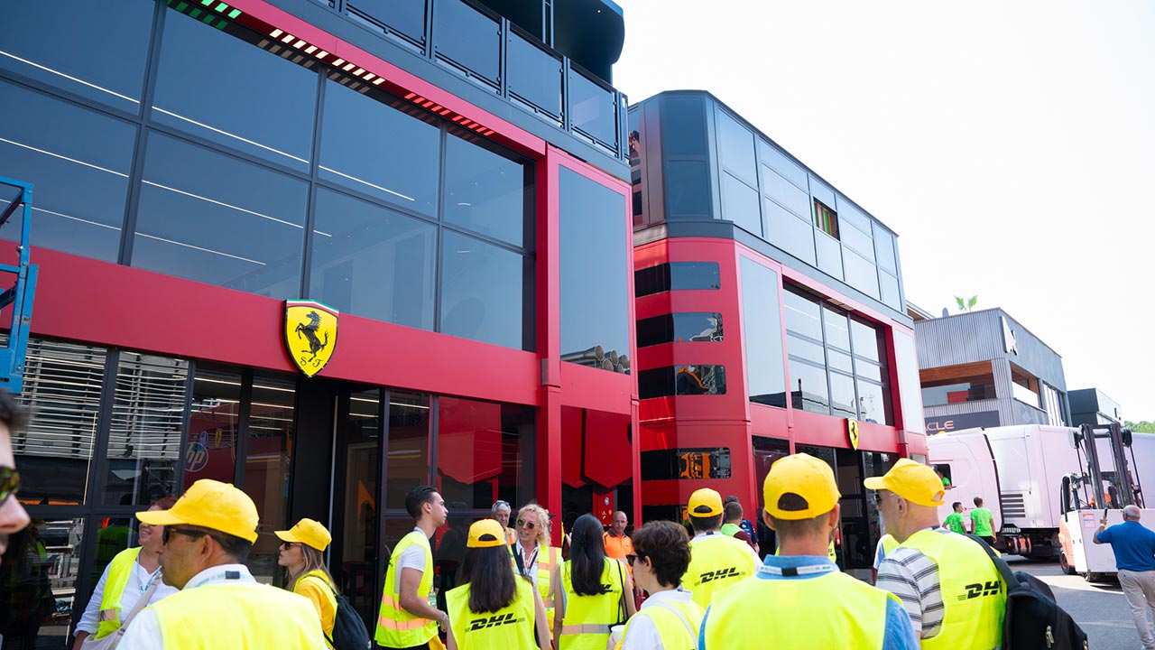 DHL e Formula 1: vi sveliamo il viaggio segreto di una città itinerante da 1400 tonnellate