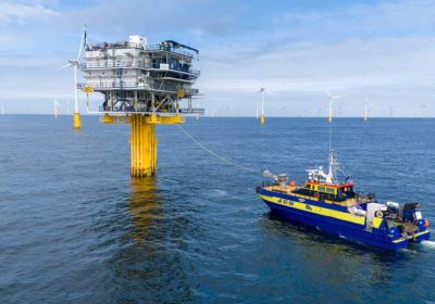 Ecco la prima stazione di ricarica per navi elettriche direttamente in mare, in un parco eolico offshore