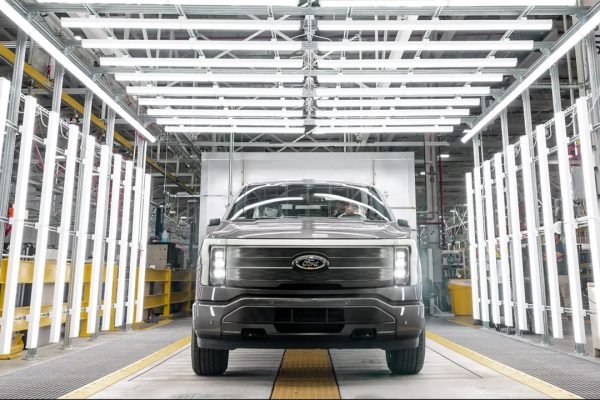 Ford cambia strategia, no al SUV elettrico 7 posti, sì a un nuovo pick-up
