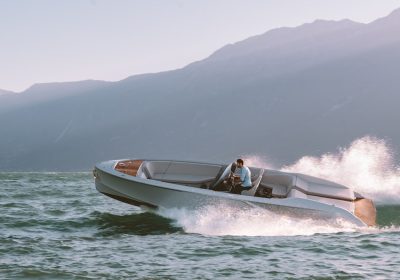 Porsche, abbiamo provato il motoscafo elettrico ad alte prestazioni