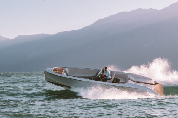 Porsche, abbiamo provato il motoscafo elettrico ad alte prestazioni