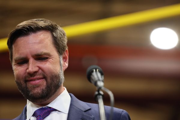 J.D. Vance, il candidato vice di Trump non ha mai fatto sesso con un divano