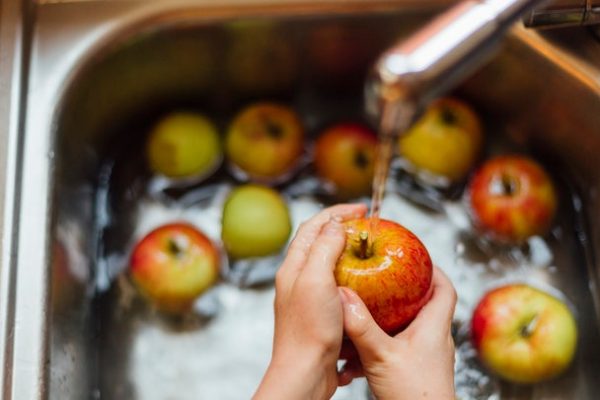 Lavare la frutta potrebbe non bastare a eliminare del tutto i pesticidi