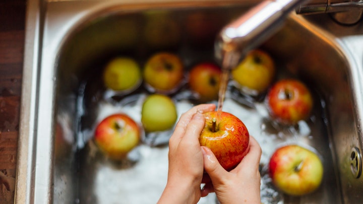 Lavare la frutta potrebbe non bastare a eliminare del tutto i pesticidi