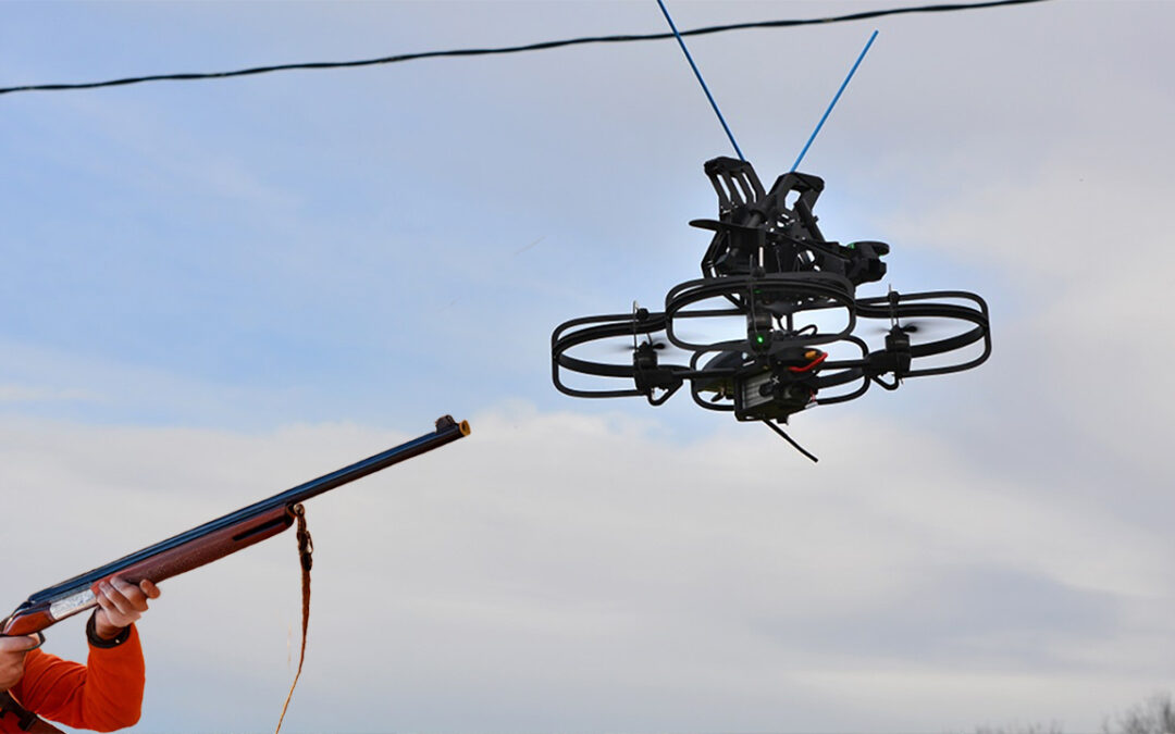 Pensa di essere spiato da un drone e lo abbatte col fucile, ma era quello per la manutenzione della rete elettrica