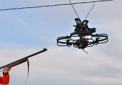 Pensa di essere spiato da un drone e lo abbatte col fucile, ma era quello per la manutenzione della rete elettrica