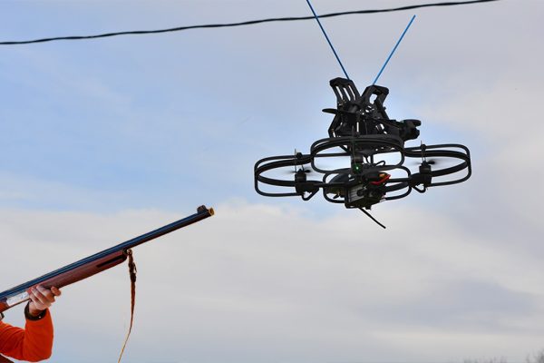 Pensa di essere spiato da un drone e lo abbatte col fucile, ma era quello per la manutenzione della rete elettrica