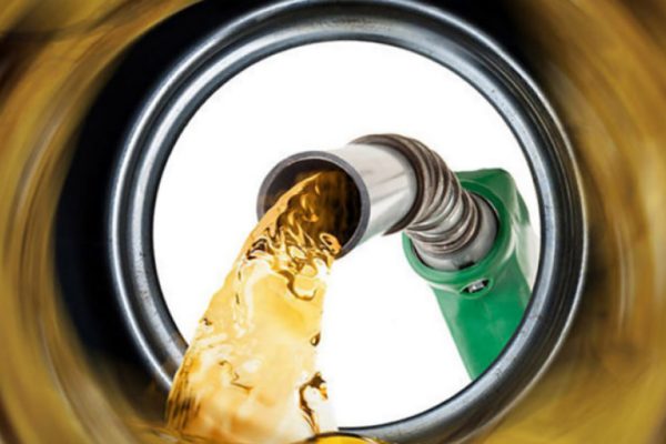 Porsche punta forte sugli e-fuel: "possiamo fare qualcosa per le auto esistenti"