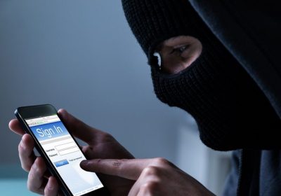 Porta lo smartphone in assistenza e si trova il conto svuotato. Indaga la procura di Napoli