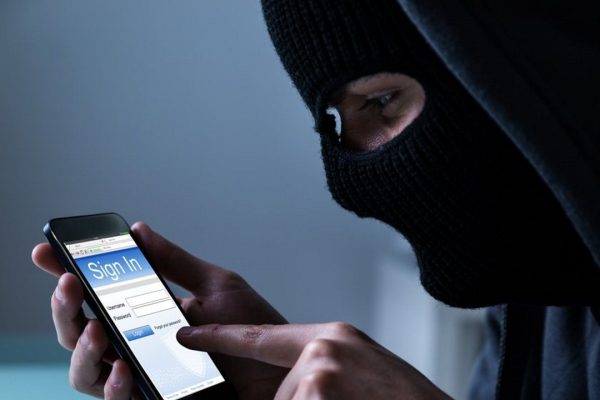 Porta lo smartphone in assistenza e si trova il conto svuotato. Indaga la procura di Napoli