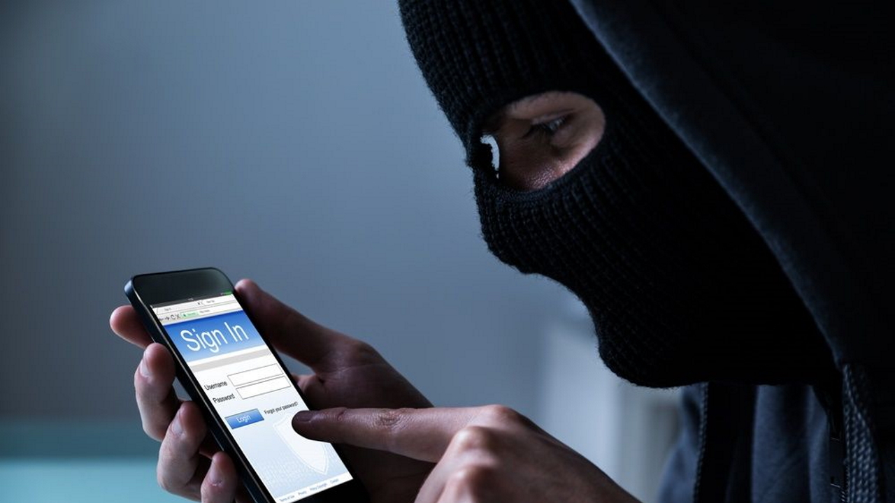 Porta lo smartphone in assistenza e si trova il conto svuotato. Indaga la procura di Napoli