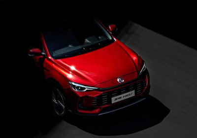 Prima foto della nuova MG ZS, torna elettrica, ma anche ibrida