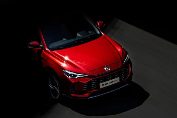 Prima foto della nuova MG ZS, torna elettrica, ma anche ibrida