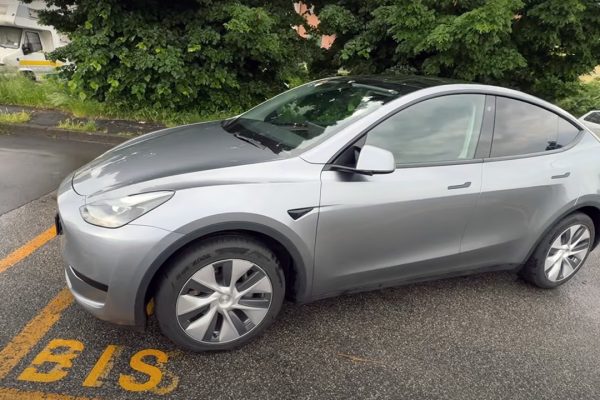 Prova "alternativa" di Tesla Model Y RWD: la guida un novizio dell'elettrico
