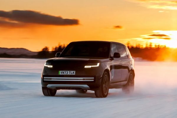 Range Rover elettrica, le prenotazioni salgono oltre quota 42.000
