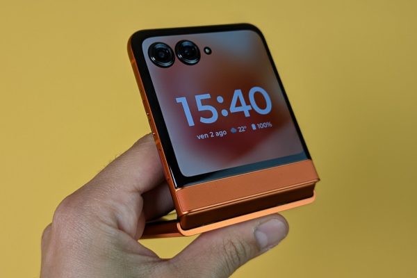 Recensione Motorola razr 50: il flip phone 'economico' dall'ampio display esterno