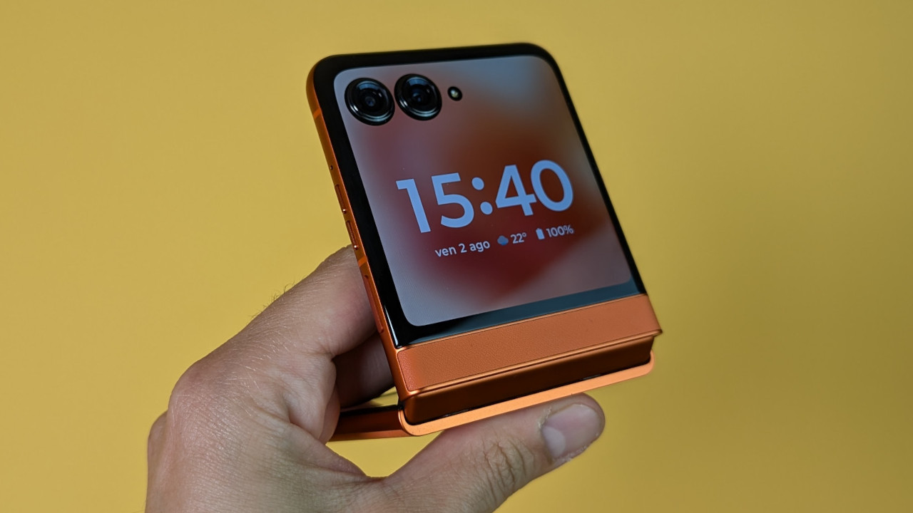 Recensione Motorola razr 50: il flip phone 'economico' dall'ampio display esterno