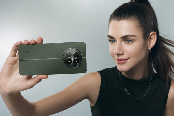 Ricarica rapida a 300W su smartphone: realme pronta al lancio della nuova tecnologia