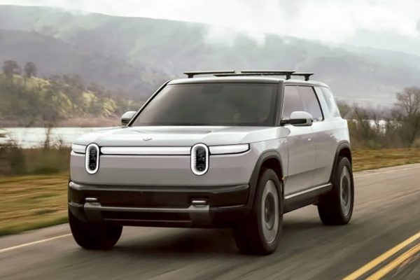 Rivian conferma che R2 avrà la porta di ricarica dal lato giusto per i Tesla Supercharger
