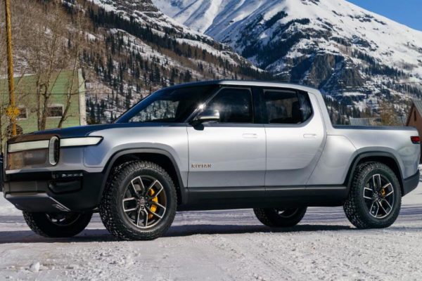 Rivian lancia il suo programma referral: accessori, ricariche, e un veicolo "quasi" gratis