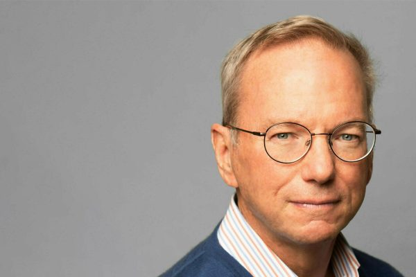 Stakanovismo e AI che rubano: la visione dell'ex-CEO di Google fa discutere (e il video viene rimosso da YouTube)