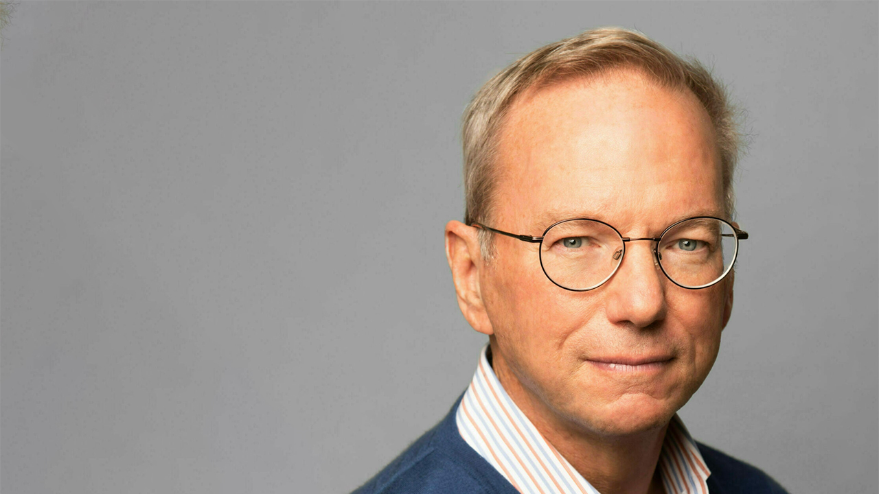 Stakanovismo e AI che rubano: la visione dell'ex-CEO di Google fa discutere (e il video viene rimosso da YouTube)