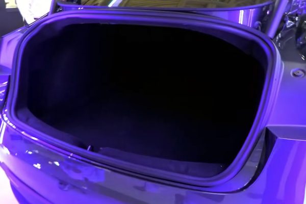 Tesla Model 3 RWD Highland, prova bagagliaio: lo spazio sembra infinito | Video
