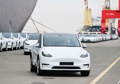 Tesla ha richiamato quasi due milioni di auto per un problema al cofano