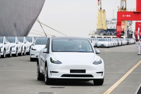 Tesla ha richiamato quasi due milioni di auto per un problema al cofano