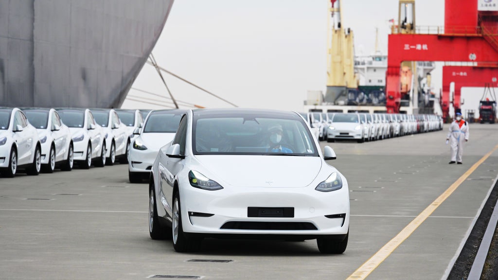 Tesla ha richiamato quasi due milioni di auto per un problema al cofano