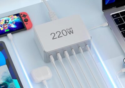 Torna il super caricatore multiplo 220W, utile per smartphone, PC USB-C (MacBook compresi) e tablet, oggi a meno di 30€!
