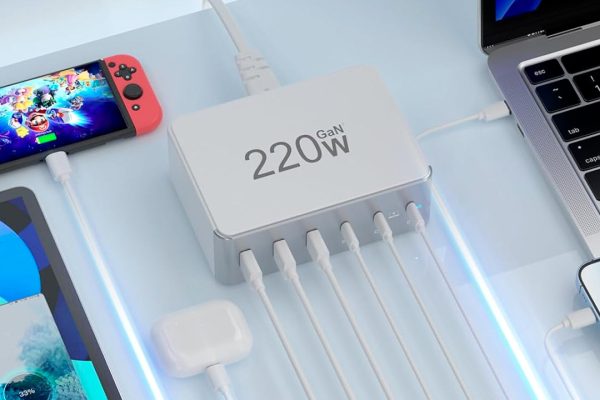 Torna il super caricatore multiplo 220W, utile per smartphone, PC USB-C (MacBook compresi) e tablet, oggi a meno di 30€!