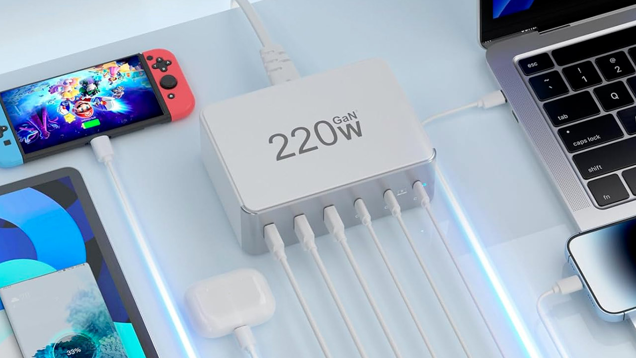 Torna il super caricatore multiplo 220W, utile per smartphone, PC USB-C (MacBook compresi) e tablet, oggi a meno di 30€!