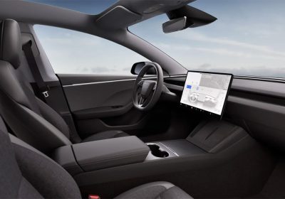 Torna la Tesla Model 3 da 35.000 dollari: interni in tessuto, no secondo display e altro