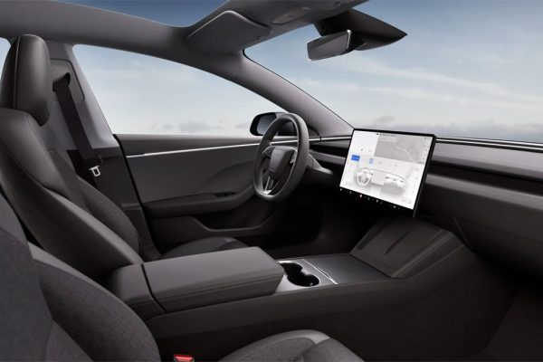 Torna la Tesla Model 3 da 35.000 dollari: interni in tessuto, no secondo display e altro