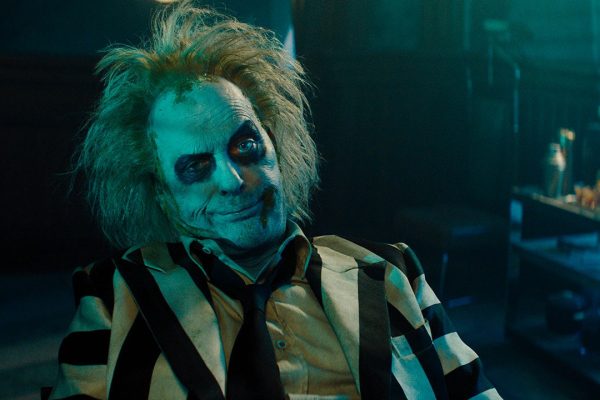 Beetlejuice Beetlejuice riconnette Tim Burton al suo mondo e al suo umorismo