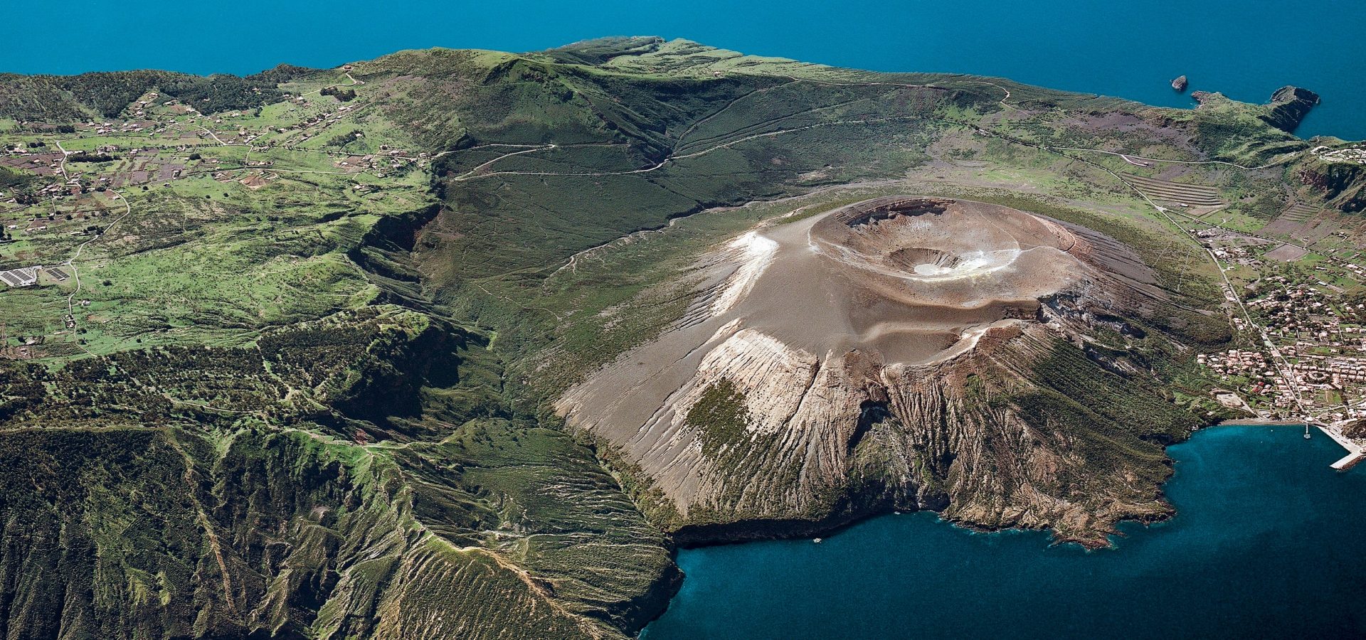 Vulcani attivi in Italia, i più affascinanti e spettacolari