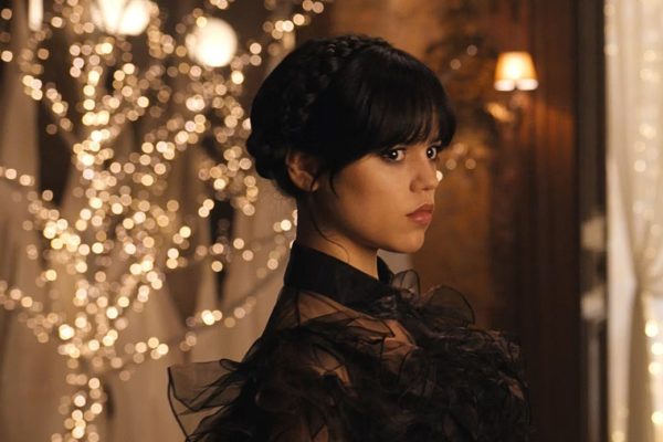 Jenna Ortega è stata bersagliata di foto pedopornografiche generate dall’AI