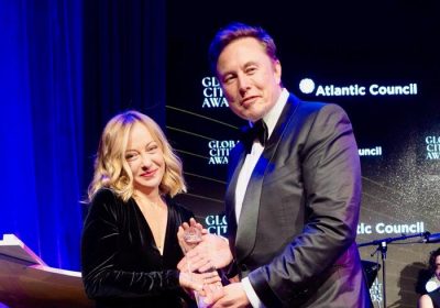 Elon Musk consegna a Giorgia Meloni il Global Citizen Award 2024