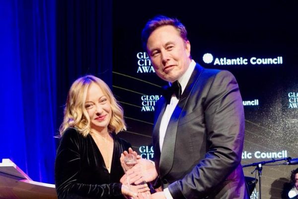 Elon Musk consegna a Giorgia Meloni il Global Citizen Award 2024