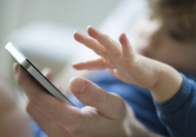 Gli smartphone danneggiano il sonno: in Svezia stop all’uso sotto i due anni