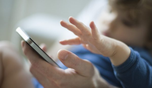 Gli smartphone danneggiano il sonno: in Svezia stop all’uso sotto i due anni