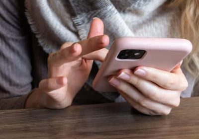 Come smettere di fare scrolling all’infinito sul cellulare: i consigli del New York Times