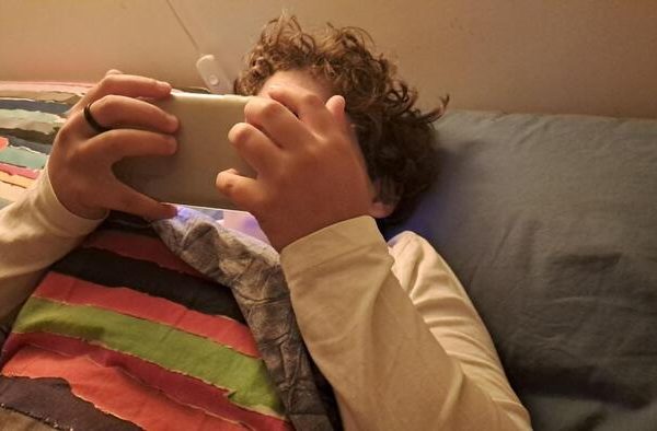 Come i dispositivi rovinano il sonno dei bambini e causano problemi di attenzione e iperattività