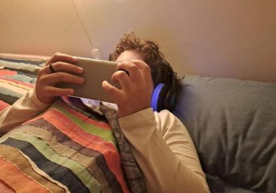 Come ridurre l’impatto della dipendenza da schermo: consigli per i genitori