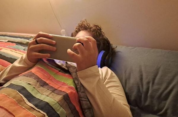 Come ridurre l’impatto della dipendenza da schermo: consigli per i genitori