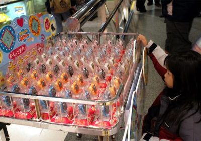 Nostalgia Anni 90, torna di moda il Tamagotchi: in Uk apre il primo store