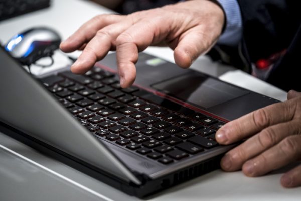 Il mercato clandestino dei dati inquina imprese e politica: l’impatto del software e delle app Melillo