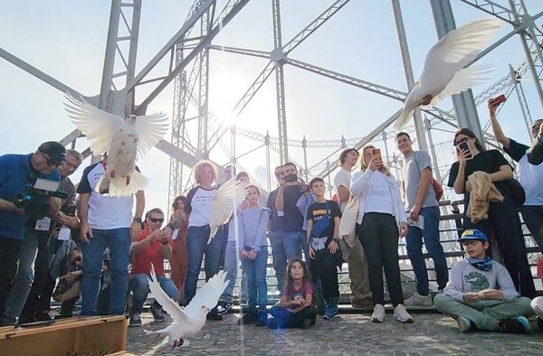 Gabbiani e piccioni sorvegliano l’atmosfera sopra la Maker Faire – Video sulle tecnologie del futuro